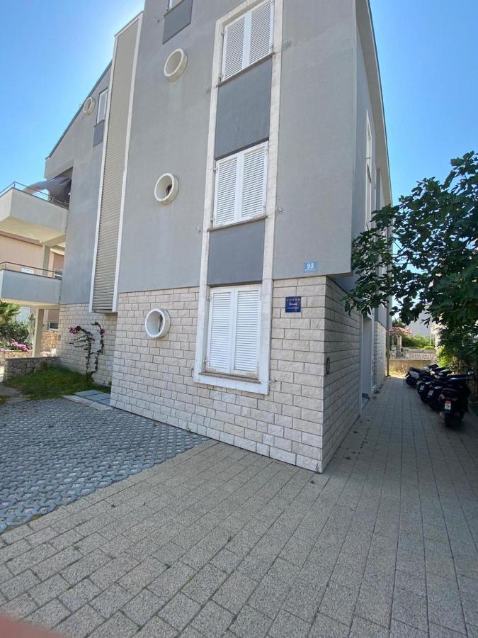 Apartment Dilba Novalja Exteriör bild